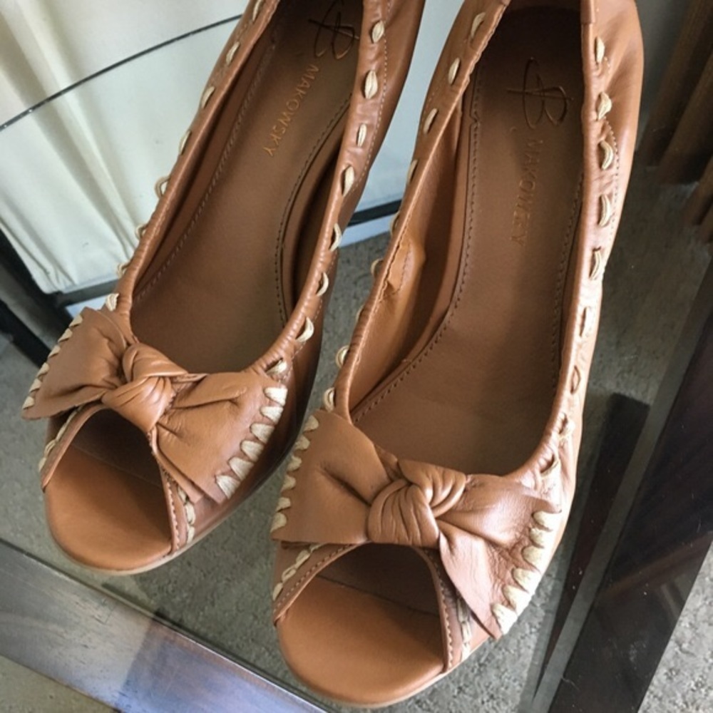 B Makowsky Brown Heels